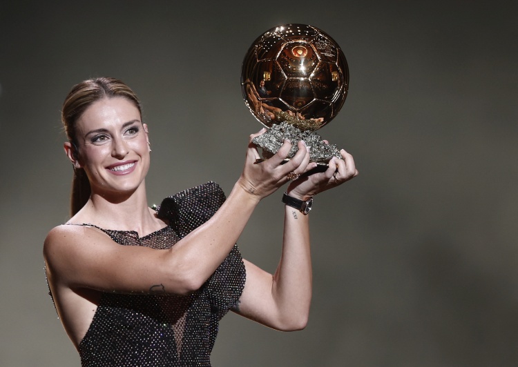 西媒：邦马蒂在获得女足金球奖后，普特拉斯至今没有公开祝贺她