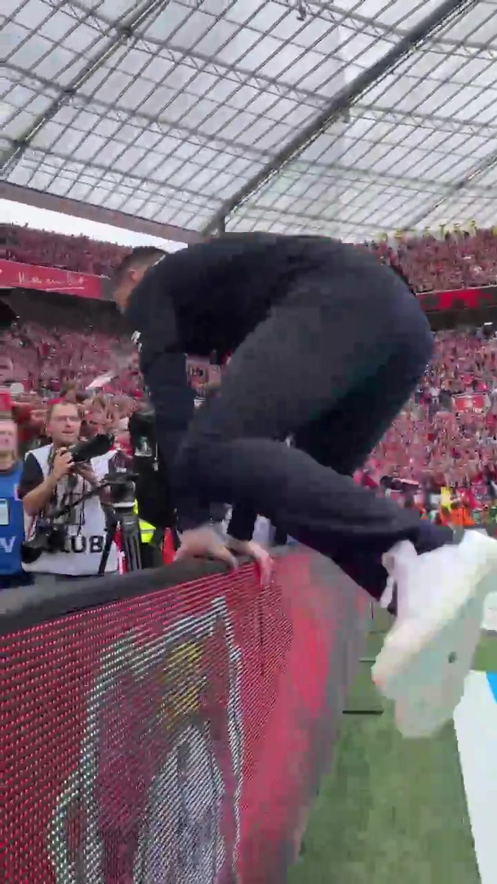 丝滑?！赛后阿隆索翻越广告牌，爬上看台与球迷们一起庆祝