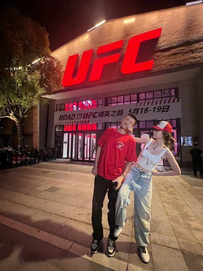 周鹏与妻子观看UFC：场边观赛体验感拉满 为中国力量加油?