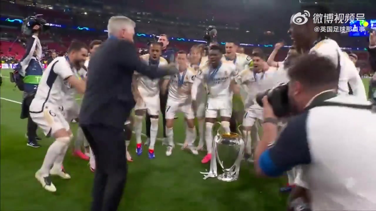 嗨了！安切洛蒂和球员们一起跳舞庆祝欧冠冠军?